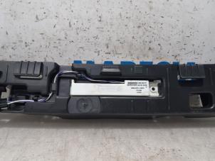 Używane Wspornik zderzaka srodkowy tyl Renault Captur (2R) 1.3 TCE 150 16V Cena € 20,00 Procedura marży oferowane przez Maresia Parts