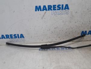 Used Front wiper arm Renault Captur (2R) 1.3 TCE 150 16V Price € 15,00 Margin scheme offered by Maresia Parts