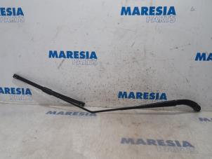 Used Front wiper arm Renault Captur (2R) 1.3 TCE 150 16V Price € 20,00 Margin scheme offered by Maresia Parts
