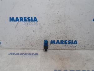 Used Windscreen washer pump Renault Captur (2R) 1.3 TCE 150 16V Price € 10,00 Margin scheme offered by Maresia Parts