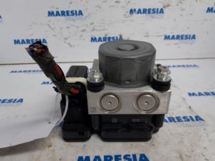 Used ABS pump Renault Captur (2R) 1.3 TCE 150 16V Price € 75,00 Margin scheme offered by Maresia Parts