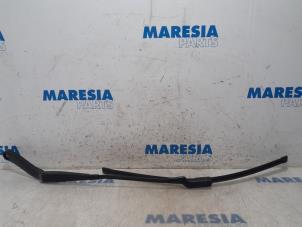 Used Front wiper arm Opel Vivaro B Combi 1.6 CDTI Biturbo 125 Price € 30,25 Inclusive VAT offered by Maresia Parts