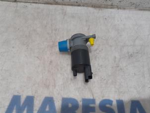 Used Windscreen washer pump Opel Vivaro B Combi 1.6 CDTI Biturbo 125 Price € 18,15 Inclusive VAT offered by Maresia Parts