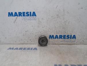 Used Camshaft sprocket Renault Megane III Coupe (DZ) 1.4 16V TCe 130 Price € 75,00 Margin scheme offered by Maresia Parts