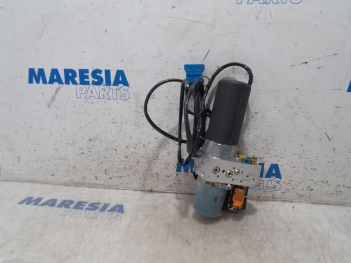 Używane Silnik dachu cabrio Peugeot 307 CC (3B) 1.6 16V Cena € 152,75 Procedura marży oferowane przez Maresia Parts