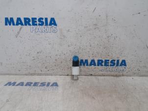 Used Windscreen washer pump Peugeot 307 CC (3B) 1.6 16V Price € 10,00 Margin scheme offered by Maresia Parts