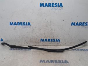 Used Front wiper arm Peugeot 307 CC (3B) 1.6 16V Price € 20,00 Margin scheme offered by Maresia Parts