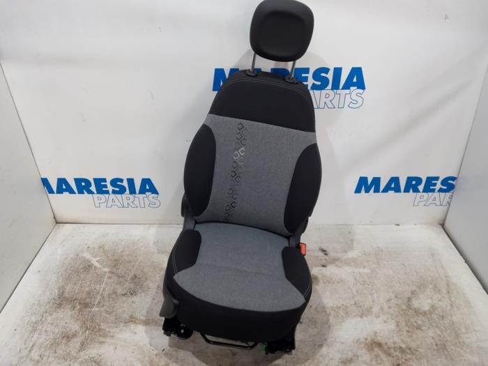 Używane Fotel prawy Fiat Panda (312) 0.9 TwinAir Turbo 80 Cena € 124,99 Procedura marży oferowane przez Maresia Parts