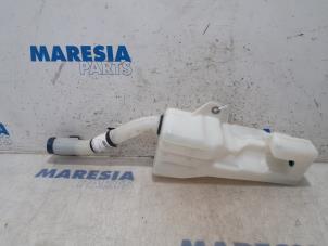 Used Front windscreen washer reservoir Fiat Panda (312) 0.9 TwinAir Turbo 80 Price € 25,00 Margin scheme offered by Maresia Parts