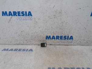 Usagé Connexion USB Fiat 500 (312) 0.9 TwinAir 85 Prix € 15,00 Règlement à la marge proposé par Maresia Parts