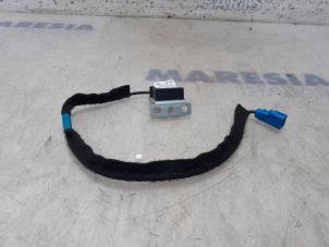 Used GPS antenna Renault Trafic (1FL/2FL/3FL/4FL) 1.6 dCi 115 Price € 30,25 Inclusive VAT offered by Maresia Parts