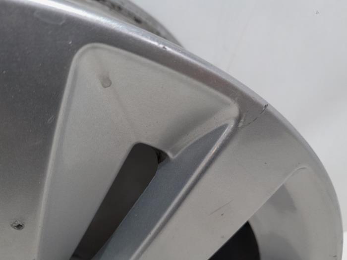 Felge van een Peugeot 308 (L3/L8/LB/LH/LP) 1.2 12V e-THP PureTech 110 2015