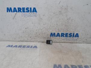 Gebrauchte AUX / USB-Anschluss Fiat 500 (312) 0.9 TwinAir 85 Preis € 15,00 Margenregelung angeboten von Maresia Parts
