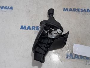 Used Gear stick Renault Trafic (1FL/2FL/3FL/4FL) 1.6 dCi 115 Price € 60,50 Inclusive VAT offered by Maresia Parts
