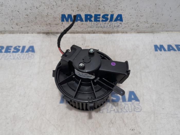 Heating and ventilation fan motor from a Fiat Ducato (250) 3.0 140 Natural Power 2017