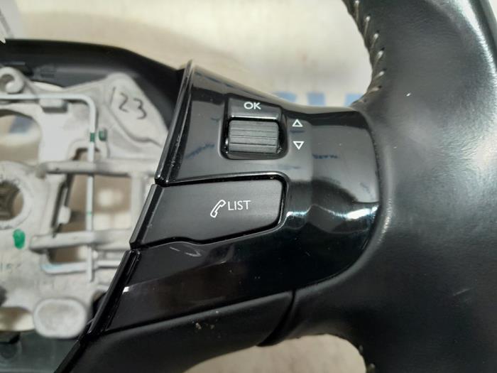 Volant d'un Peugeot 308 (L3/L8/LB/LH/LP) 1.2 12V e-THP PureTech 110 2015