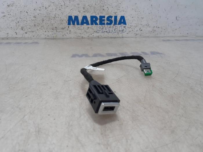 USB-Stecker van een Peugeot 308 (L3/L8/LB/LH/LP) 1.2 12V e-THP PureTech 110 2015