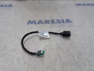 Usados Enchufe USB Peugeot 308 (L3/L8/LB/LH/LP) 1.2 12V e-THP PureTech 110 Precio € 17,50 Norma de margen ofrecido por Maresia Parts