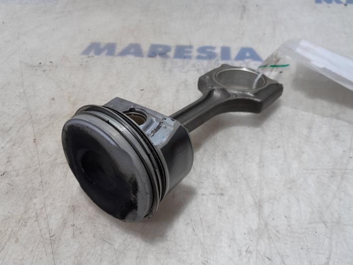 Usados Pistón Peugeot 308 (4A/C) 1.6 16V THP 150 Precio € 50,00 Norma de margen ofrecido por Maresia Parts