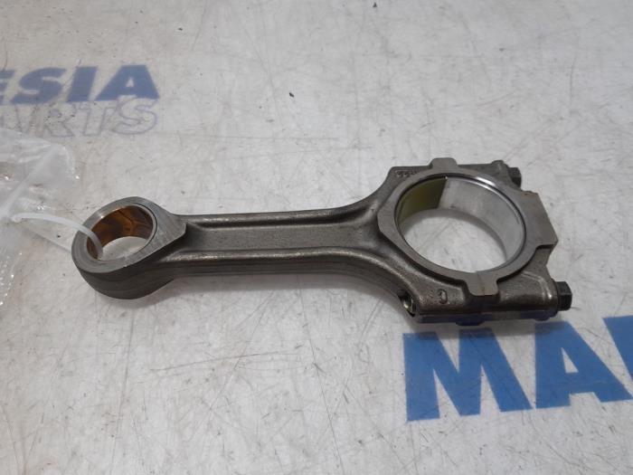 Connecting rod from a Fiat Doblo Cargo (263) 1.6 D Multijet 2016