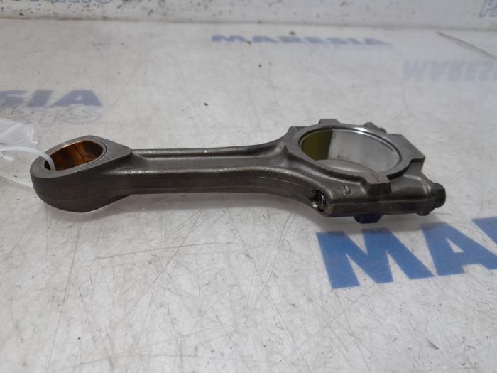 Connecting rod from a Fiat Doblo Cargo (263) 1.6 D Multijet 2016
