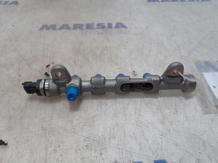 Fuel injector nozzle from a Fiat Doblo Cargo (263) 1.6 D Multijet 2016