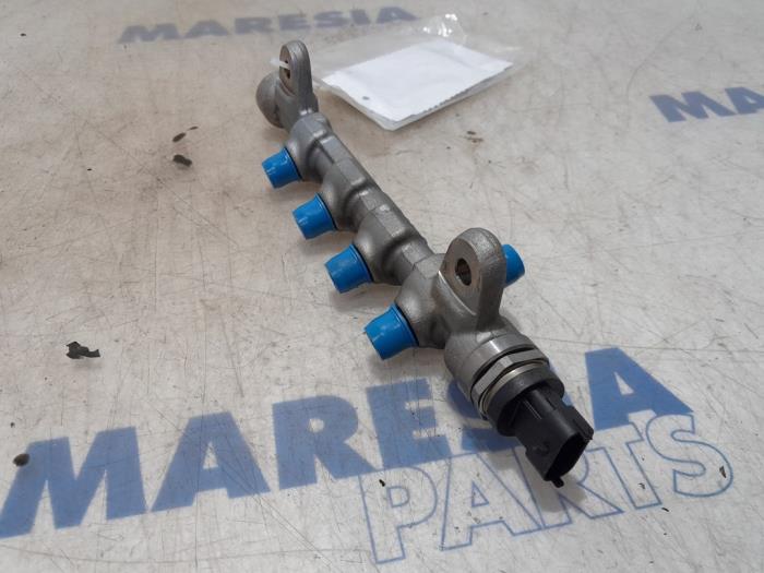 Fuel injector nozzle from a Fiat Doblo Cargo (263) 1.6 D Multijet 2016