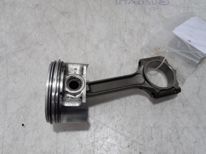 Begagnade Kolv Renault Scénic III (JZ) 2.0 16V CVT Pris € 65,00 Marginaltabell erbjuds av Maresia Parts