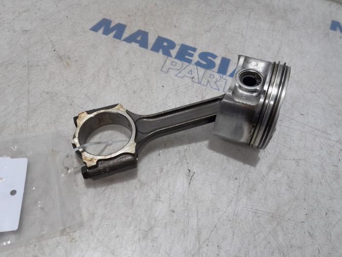Usagé Piston Renault Scénic III (JZ) 2.0 16V CVT Prix € 65,00 Règlement à la marge proposé par Maresia Parts
