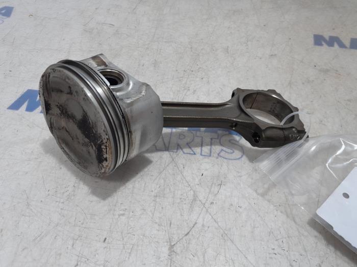 Usagé Piston Renault Scénic III (JZ) 2.0 16V CVT Prix € 65,00 Règlement à la marge proposé par Maresia Parts