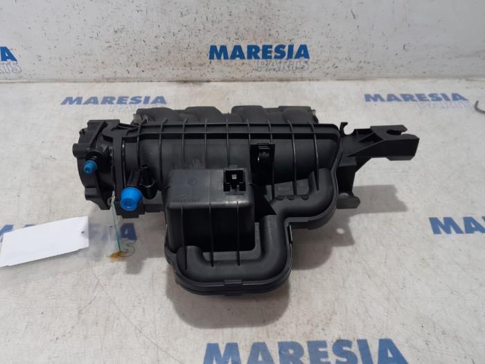 Używane Kolektor dolotowy Renault Scénic III (JZ) 2.0 16V CVT Cena € 135,00 Procedura marży oferowane przez Maresia Parts