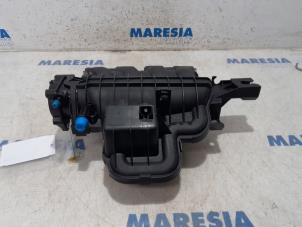 Begagnade Insugsrör Renault Scénic III (JZ) 2.0 16V CVT Pris € 135,00 Marginaltabell erbjuds av Maresia Parts