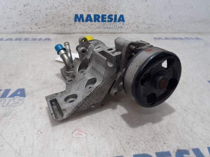 Water pump from a Renault Scénic III (JZ) 2.0 16V CVT 2010