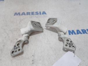 Used Rear door hinge, right Peugeot Partner (GC/GF/GG/GJ/GK) 1.6 HDI 75 Phase 1 Price € 48,40 Inclusive VAT offered by Maresia Parts
