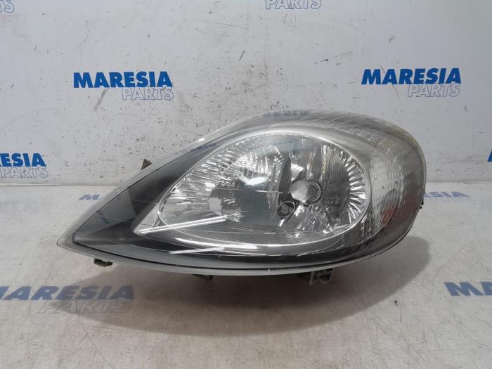 Używane Reflektor lewy Renault Trafic New (FL) 2.5 dCi 16V 135 Cena € 60,50 Z VAT oferowane przez Maresia Parts
