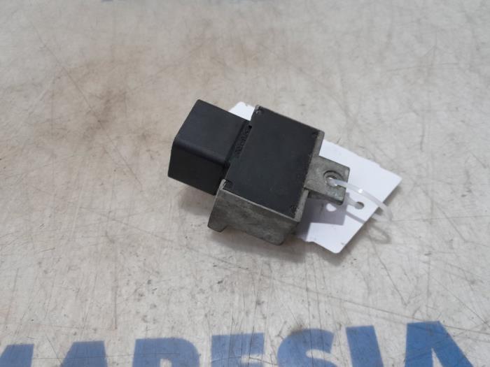 Glow plug relay Renault Trafic New 2.5 dCi 16V 135 7700115078