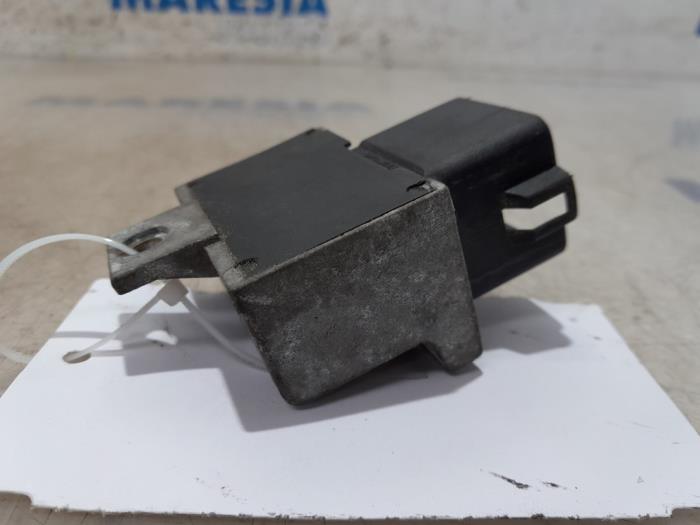 Glow plug relay Renault Trafic New 2.5 dCi 16V 135 7700115078