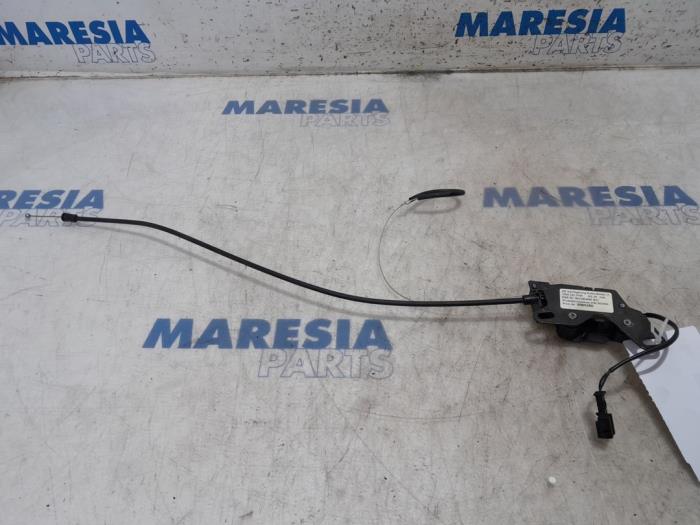 Używane Blokada dachu cabrio Peugeot 307 CC (3B) 1.6 16V Cena € 42,50 Procedura marży oferowane przez Maresia Parts