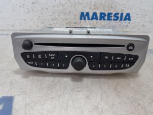 Używane Radioodtwarzacz CD Renault Scénic III (JZ) 1.5 dCi 110 Cena € 105,00 Procedura marży oferowane przez Maresia Parts