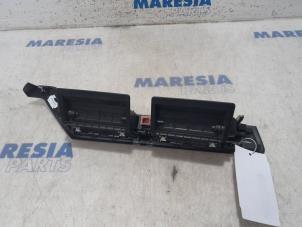 Usagé Aerateur tableau de bord Citroen C4 Grand Picasso (3A) 1.6 HDiF, Blue HDi 115 Prix € 105,00 Règlement à la marge proposé par Maresia Parts