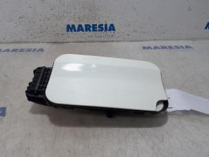 Używane Pokrywa wlewu paliwa Citroen Berlingo 1.6 BlueHDI 100 Cena € 48,40 Z VAT oferowane przez Maresia Parts