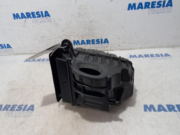 Begagnade Luftfilterhus Renault Scénic III (JZ) 2.0 16V CVT Pris € 40,00 Marginaltabell erbjuds av Maresia Parts