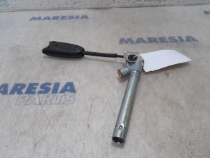 Used Seatbelt tensioner, right Renault Scénic III (JZ) 2.0 16V CVT Price € 30,00 Margin scheme offered by Maresia Parts