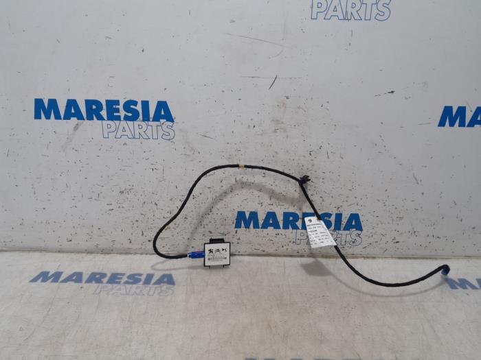 Używane Antena GPS Citroen Berlingo 1.6 BlueHDI 100 Cena € 24,20 Z VAT oferowane przez Maresia Parts