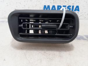Używane Kratka wentylacyjna deski rozdzielczej Citroen Berlingo 1.6 BlueHDI 100 Cena € 18,15 Z VAT oferowane przez Maresia Parts