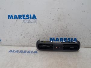 Usagé Grille aération tableau de bord Citroen Berlingo 1.6 BlueHDI 100 Prix € 42,35 Prix TTC proposé par Maresia Parts