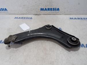 Used Front lower wishbone, right Renault Scénic III (JZ) 2.0 16V CVT Price € 25,00 Margin scheme offered by Maresia Parts