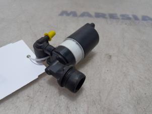 Used Windscreen washer pump Renault Scénic III (JZ) 2.0 16V CVT Price € 10,00 Margin scheme offered by Maresia Parts