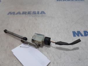 Used Headlight motor Renault Scénic III (JZ) 2.0 16V CVT Price € 90,00 Margin scheme offered by Maresia Parts