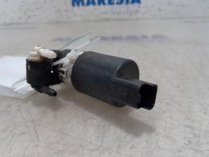 Używane Pompa spryskiwacza przód Renault Scénic III (JZ) 2.0 16V CVT Cena € 10,00 Procedura marży oferowane przez Maresia Parts
